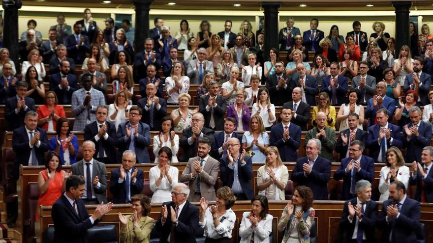 La bancada socialista aplaude a Pedro Sánchez tras su discurso en el pleno de investidura.