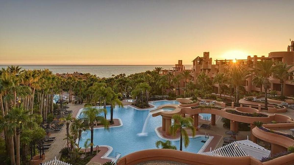 El hotel de 5 estrellas a pie de playa en Cádiz que ha conquistado a Eva González, Georgina Rodríguez, Aitana y Serrat