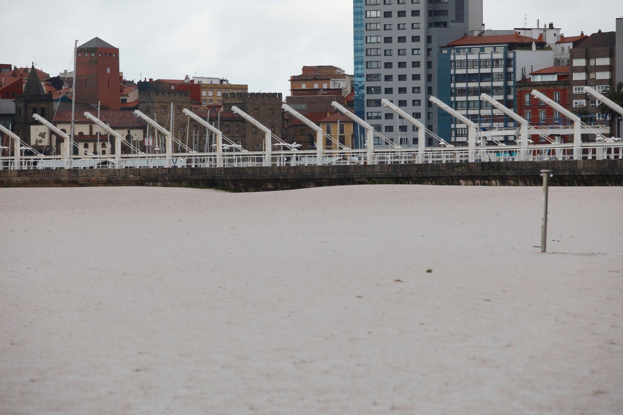 Las imágenes que deja el temporal en Gijón.