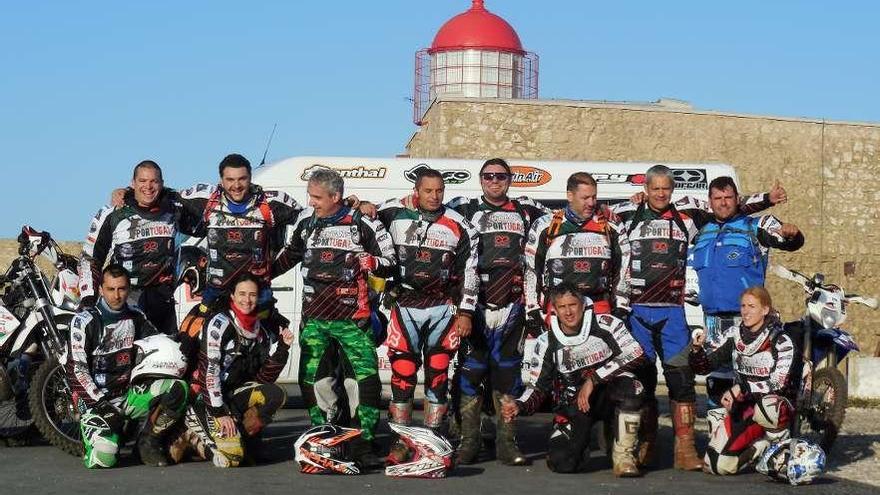 Grupo de endureros de la Trans Portugal- 2014. Arriba (de izda. a dcha.) Pablo, Willy, Jaime, Cali, Xavi, Javi, Ángel y Víctor. Abajo (de izda. a dcha.) Lino, Mar, Nacho y Juana.