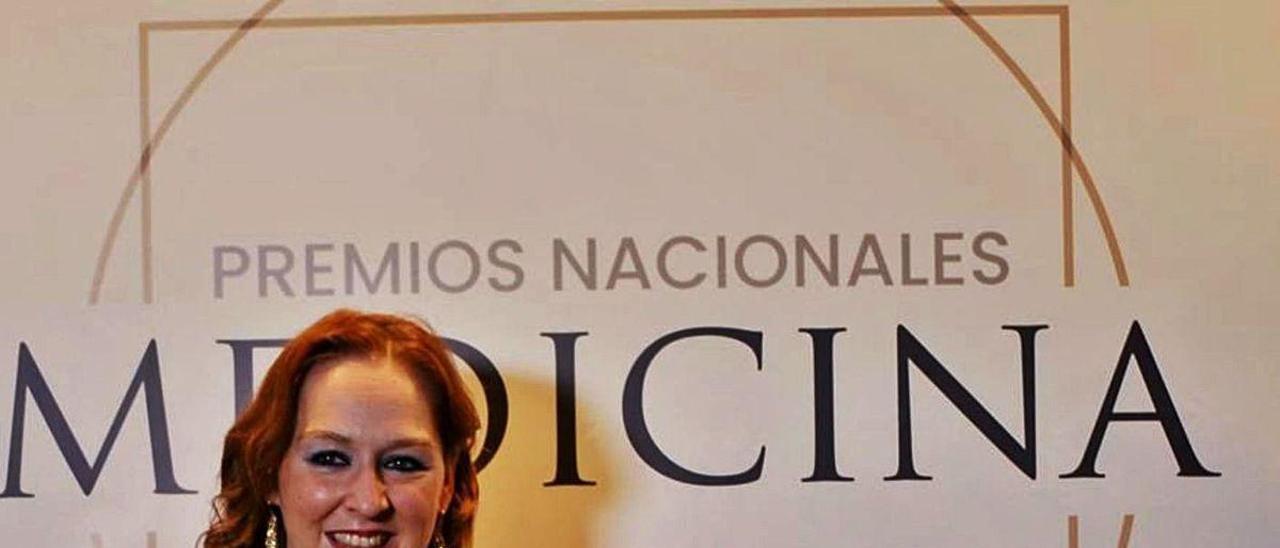 Elisabeth Arrojo, con la estatuilla del Premio Nacional de Medicina en la categoría de Oncología Radioterápica.