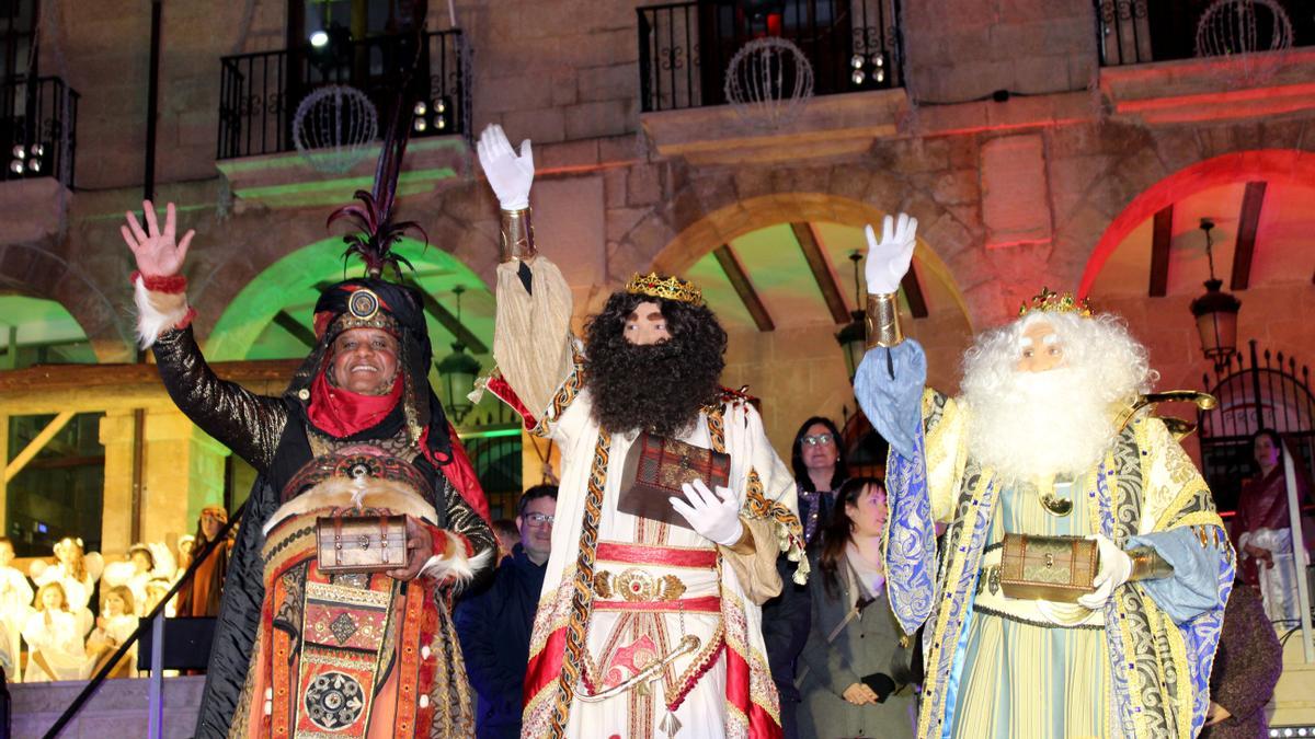 Los Reyes Magos de Oriente saludan desde el Ayuntamiento de Dènia.
