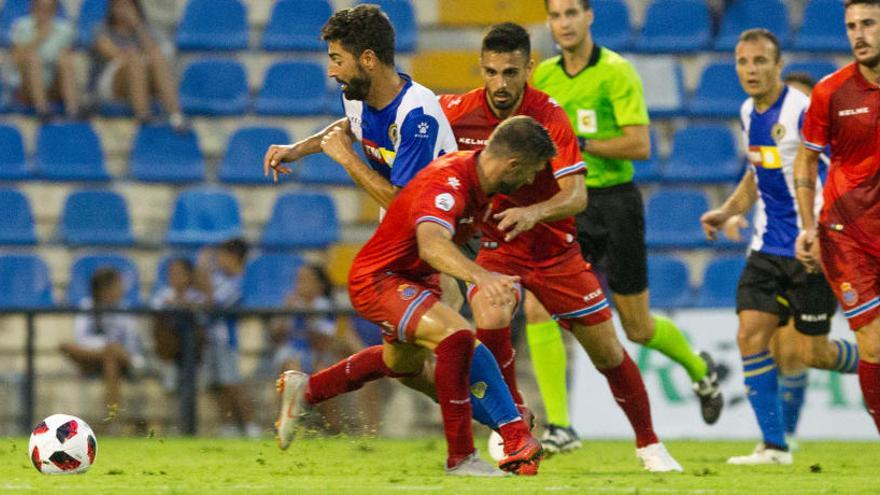 Carlos Martínez se cuela entre dos jugadores del Espanyol B en el partido de la primera vuelta