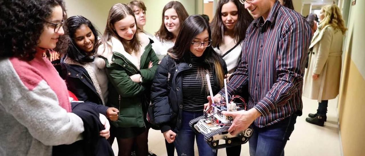 Una de las visitas de un grupo de estudiantes del IES de la Laboral de Gijón a los laboratorios de la Politécnica.