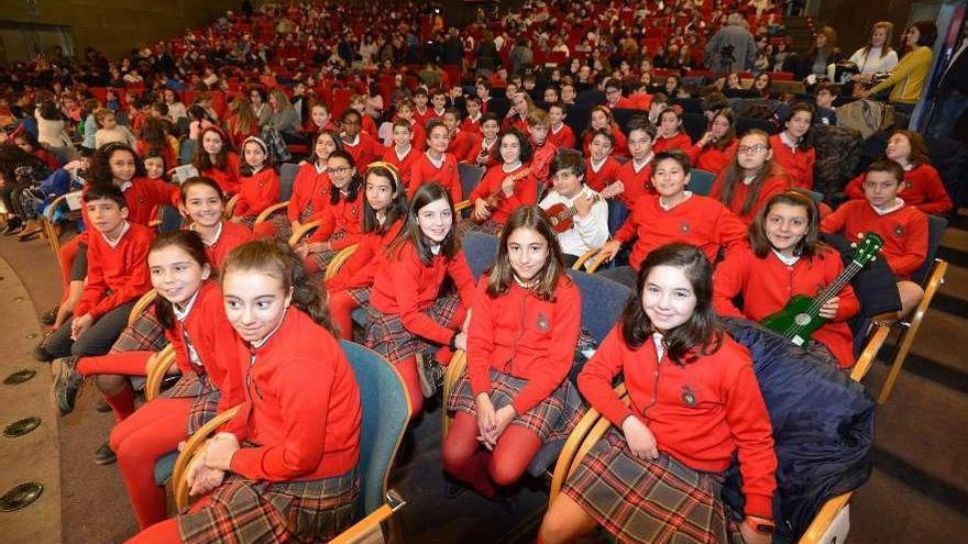 Alumnos del colegio Sagrado Corazón de Pontevedra antes de su actuación. // Gustavo Santos