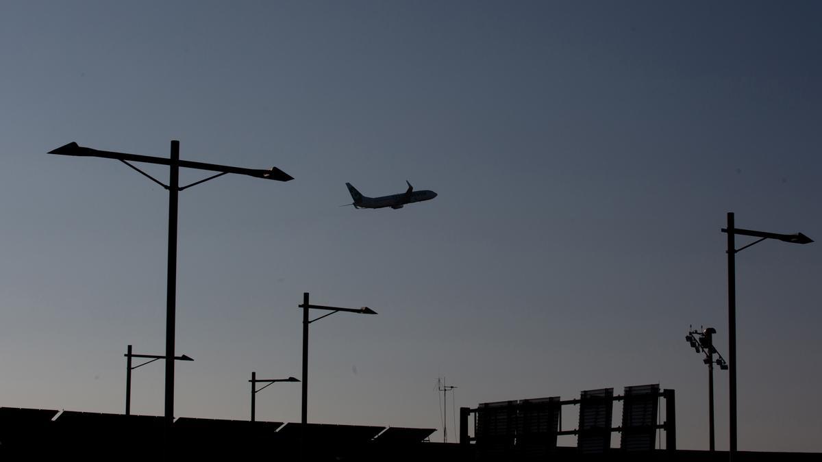 Un avió sobrevola l&#039;Aeroport de Barcelona-El Prat