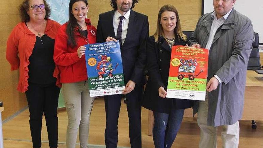 Promotores de la campaña solidaria, ayer en el campus. // Iñaki Osorio