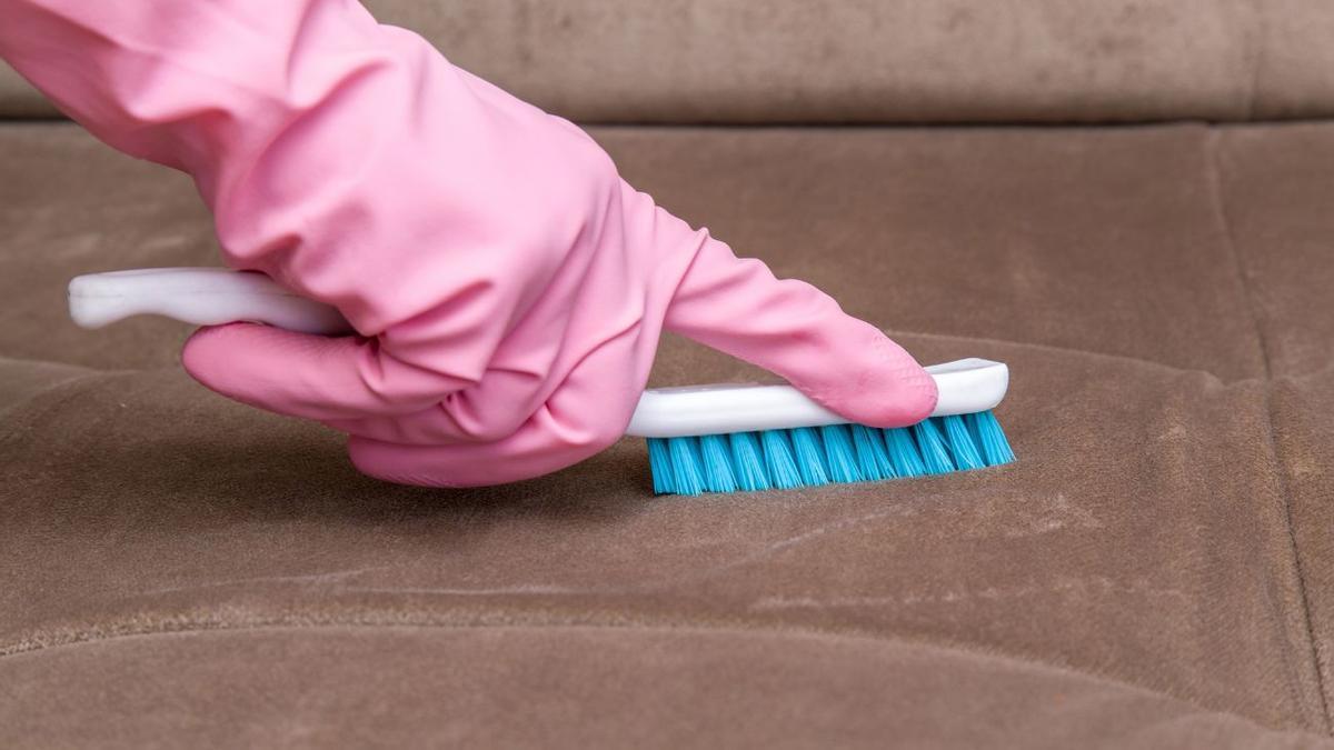 El truco de limpieza con estos dos productos para que tu sofá