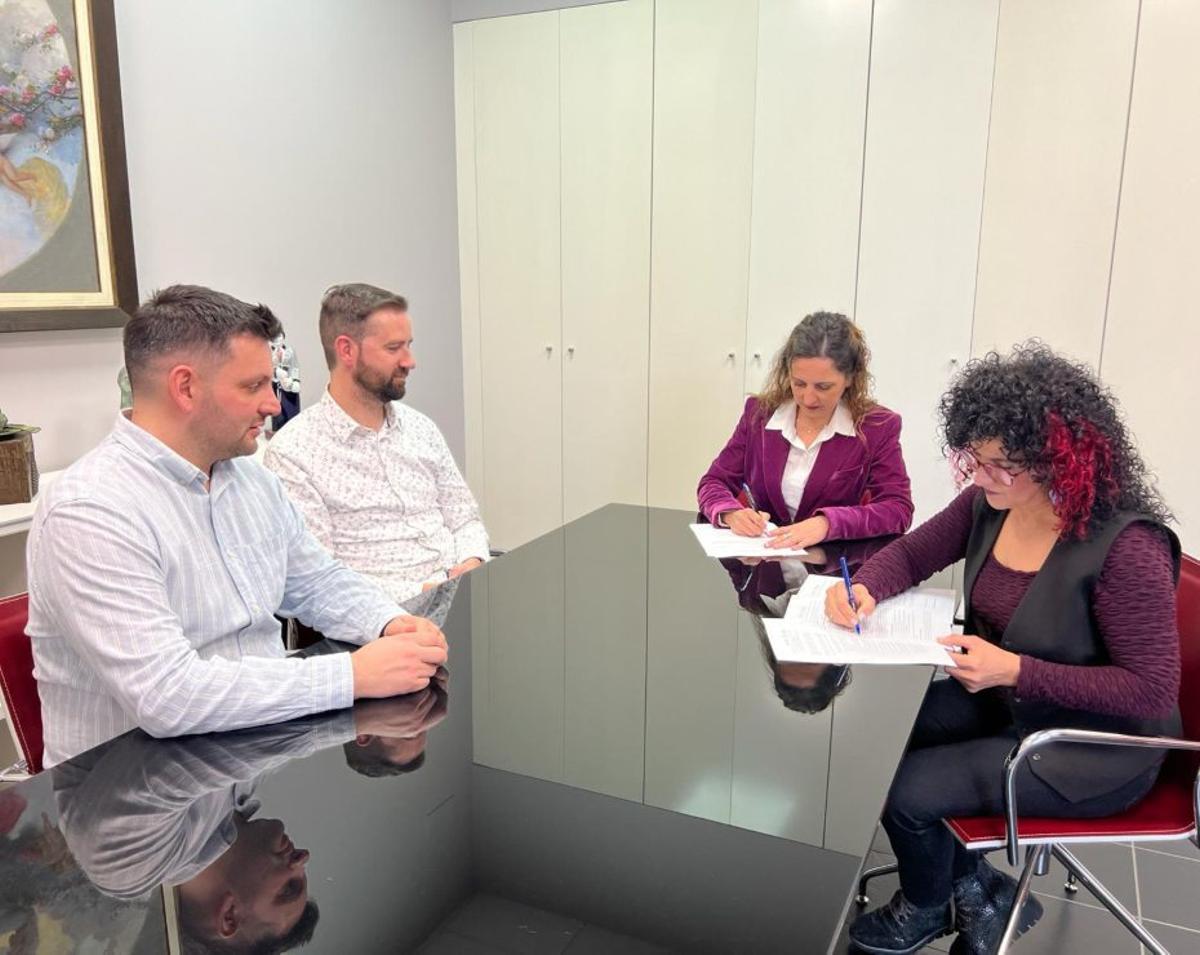 Firma del acuerdo entre el Concello y la Agrupación de Goián. | D.P.