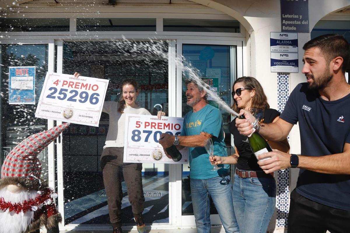 Celebración de la dueña de la administración Los Jazmines. LOTERÍA NAVIDAD