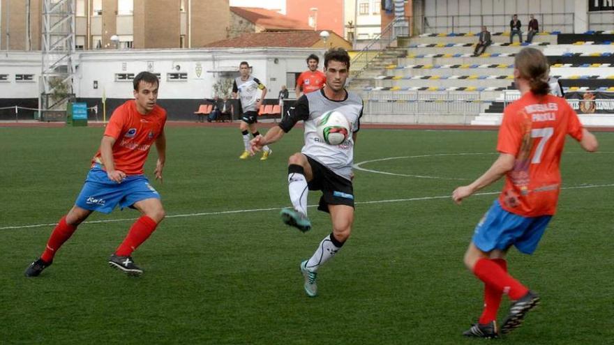 El caudalista Annunziata controla el balón ante Jorge (izquierda) y Makali, del Colunga.