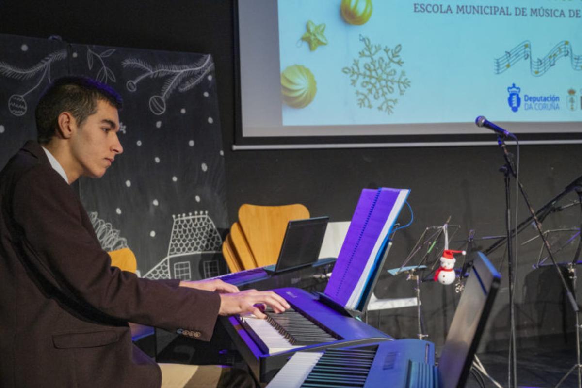 Concerto de Nadal da Escola Municipal de Música de Rois Concerto de Nadal da Escola Municipal de Música de Rois