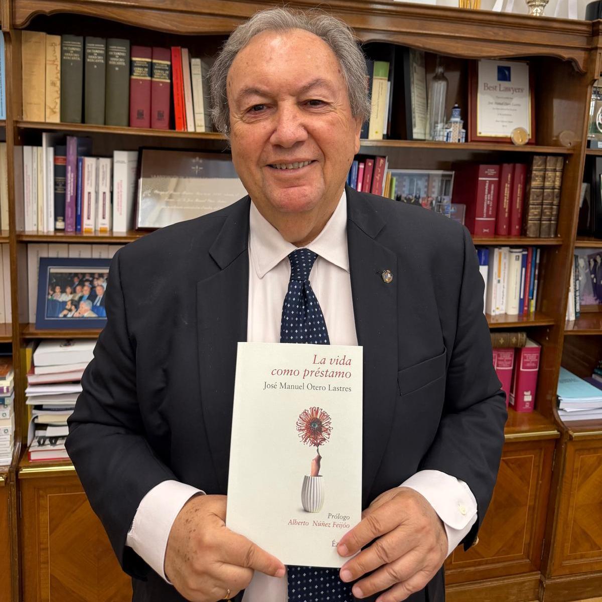 José Manuel Otero Lastres, con su libro 'La vida como préstamo'.