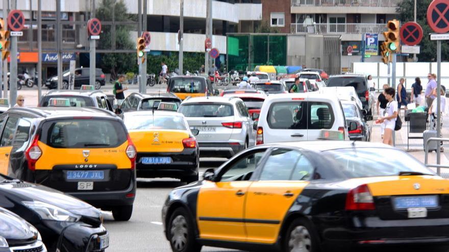 Diversos taxis davant l&#039;Estació de Sants de Barcelona