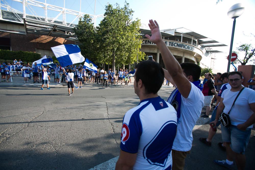 200 aficionados animan al Hércules antes del partido