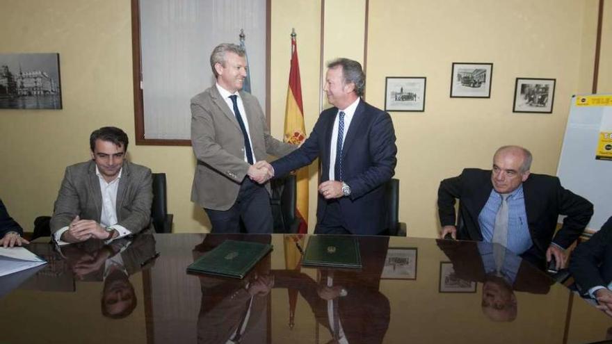 Firma del convenio entre la Xunta y la Federación de Autónomos del Taxi, ayer, en A Coruña.