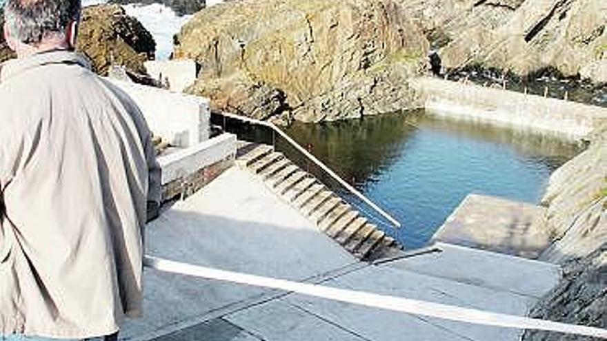 Un vecino, ayer, observando el avance de las obras en la piscina tapiega.