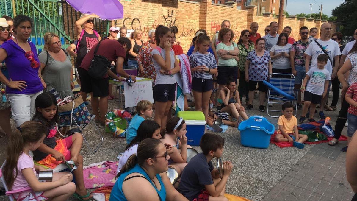 Cacerolada en traje de baño para reclamar la apertura de la piscina de la Fuensanta