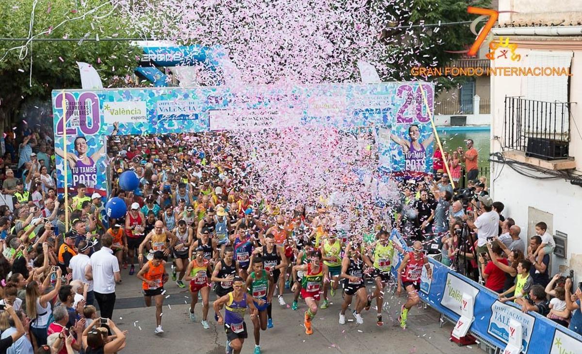 Miles de vecinos y asistentes, en las calles de la localidad en cada edición