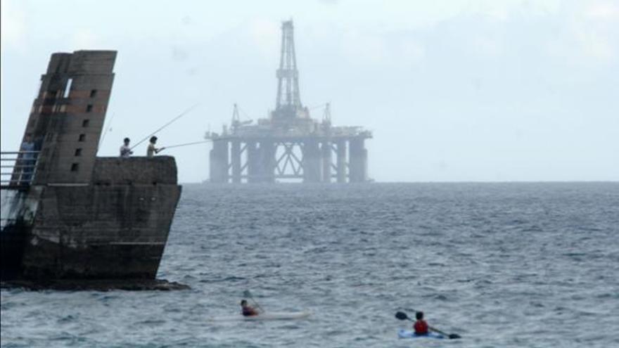 La plataforma petrolífera entra ayer en las aguas de Arinaga donde permanecerá meses. | juan carlos castro