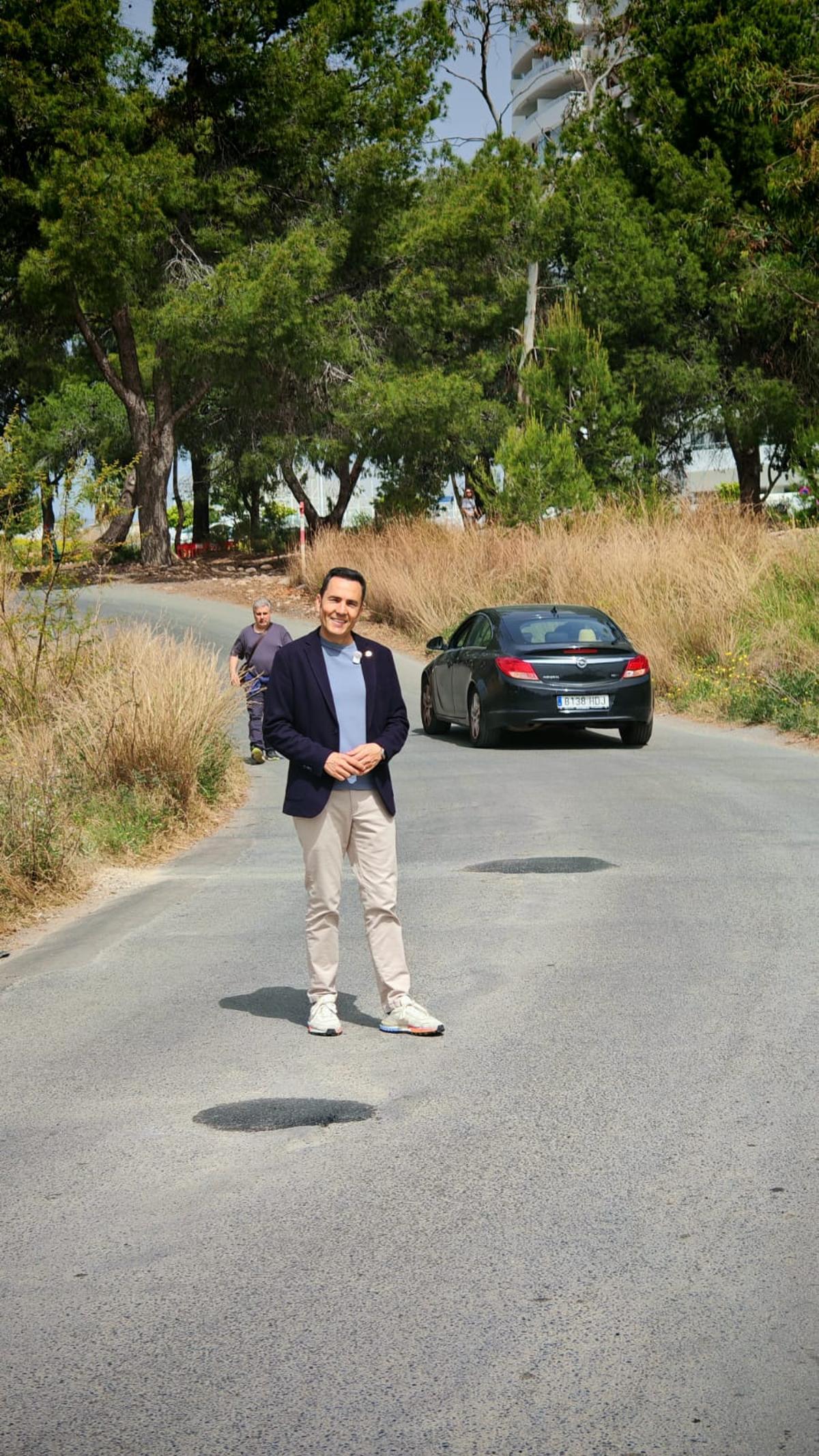 El alcalde muestra el asfaltado de los agujeros.
