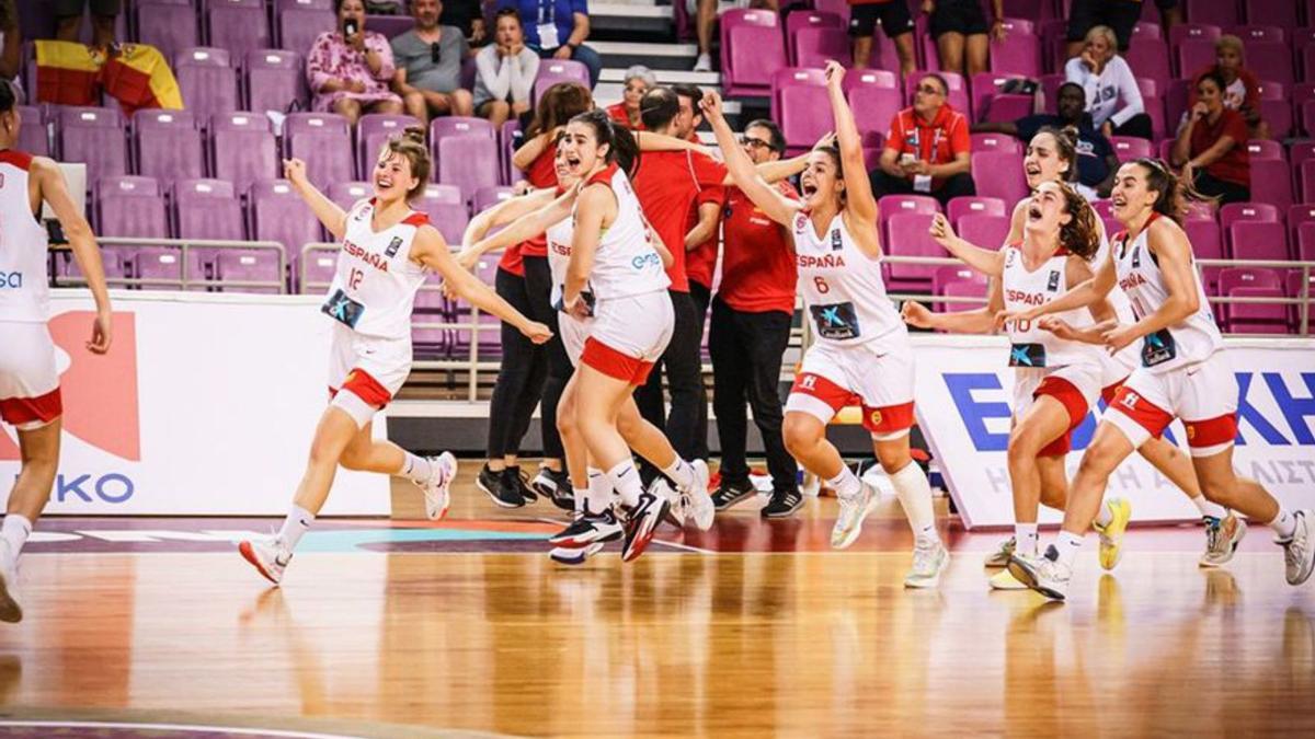 España, con Buenavida (6), celebra la victoria de ayer. | | FIBA