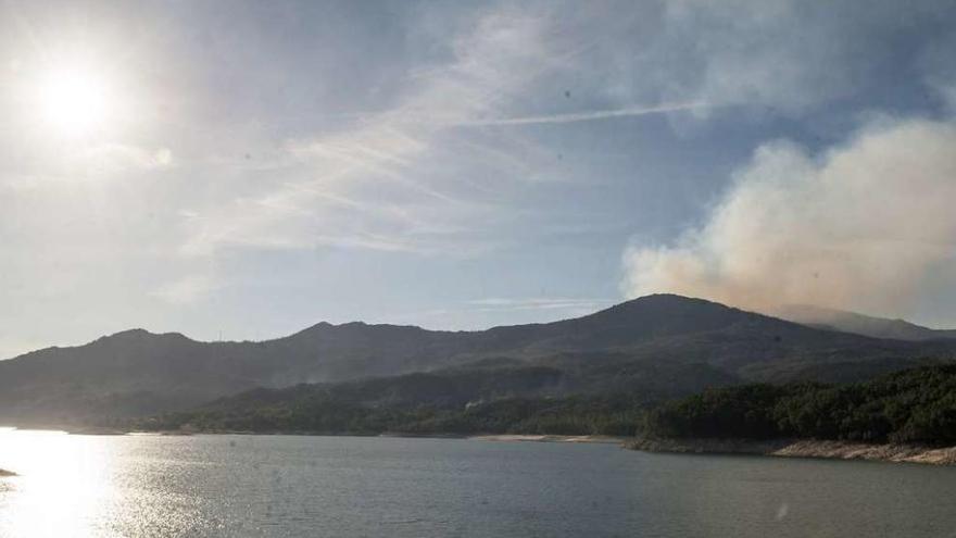 El incendio en los montes de Entrimo se estabilizó en la jornada de ayer. // Brais Lorenzo