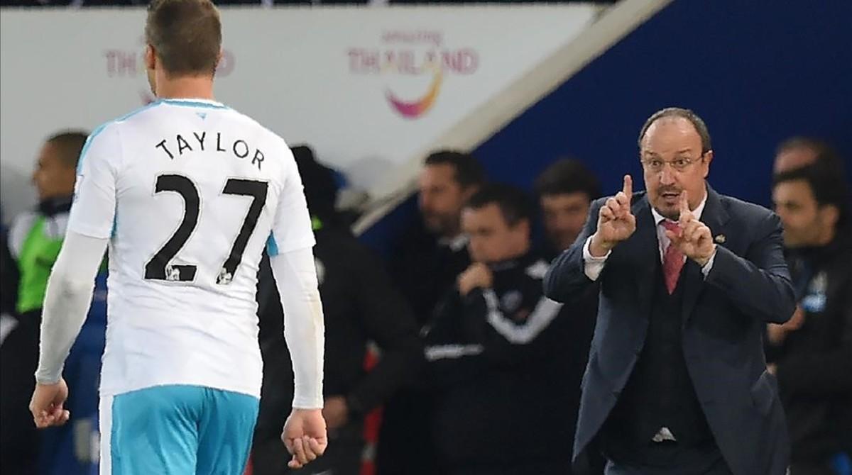 Rafa Benítez da indicaciones a su defensa Taylor en el debut este lunes del técnico español en el banquillo del Newcastle.