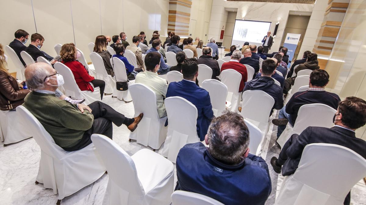 Salón de actos del hotel V Centenario, donde se celebró anoche la presentación del proyecto al empresariado.