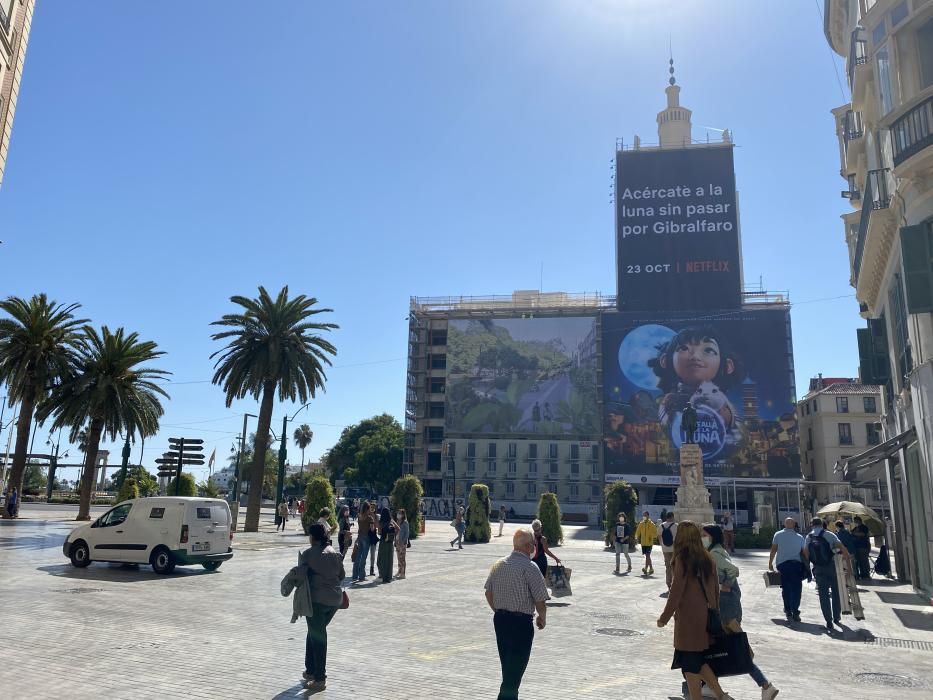 Al igual que hiciera con el fin del estado de alarma, la plataforma de televisión Netflix ha vuelto a emplear La Equitativa como marco ideal para la promoción de uno de sus próximos lanzamientos. Una gigantesca lona anunciando el estreno de la producción animada 'Más allá de la luna' cubre el emblemático edificio, en obras desde hace meses.