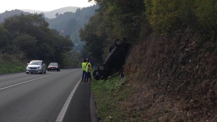 Espectacular accidente en el corredor del Narcea