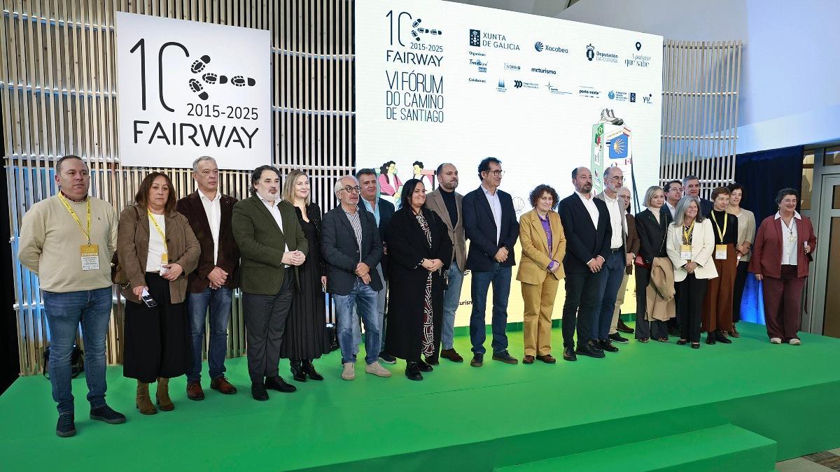 Foto de familia del apoyo institucional al salón Fairway Santiago 2025, que se celebra en la Cidade da Cultura.