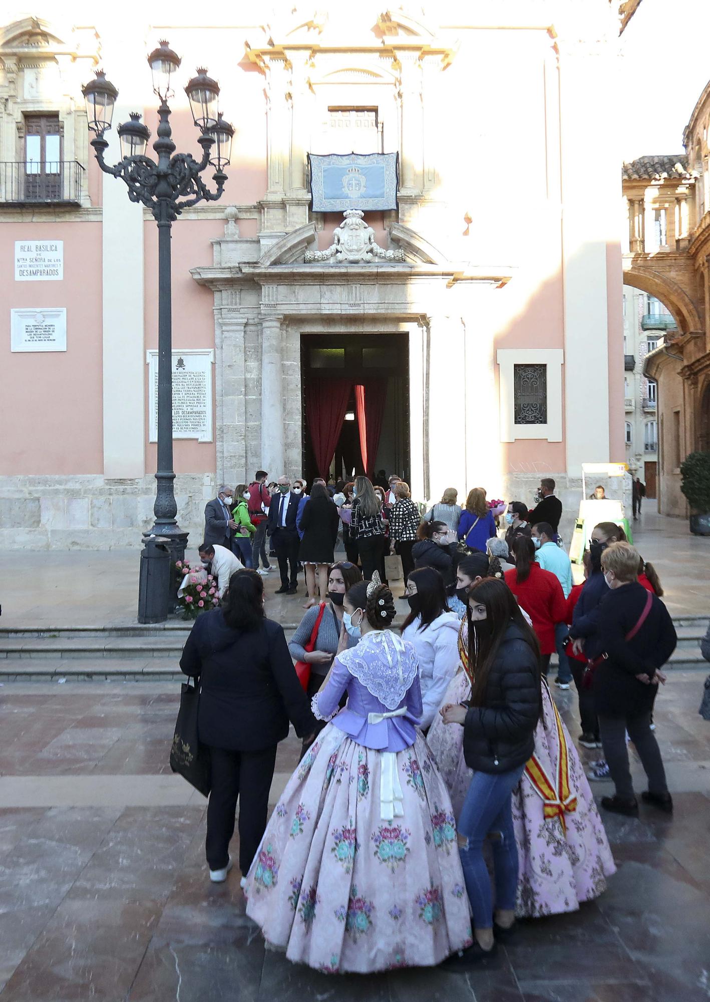 Flores de los falleros a la Virgen en el primer día de la "no ofrenda"