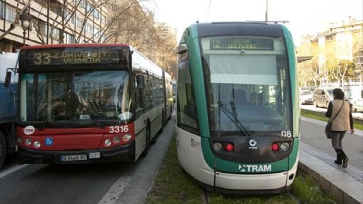 Un tranvía del Trambaix al final del trayecto, en la plaza de Francesc Macià, junto a un autobús urbano.