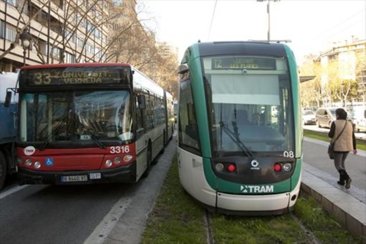 Un tramvia del Trambaix al final del trajecte, a la plaça de Francesc Macià, al costat d’un autobús urbà. Un tramvia del Trambaix al final del trajecte, a la plaça de Francesc Macià, al costat d’un autobús urbà.