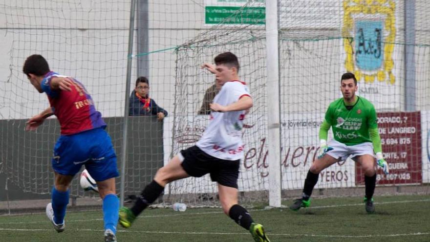 Claudio dispara a portería ante la oposición de un jugador del Ceares.