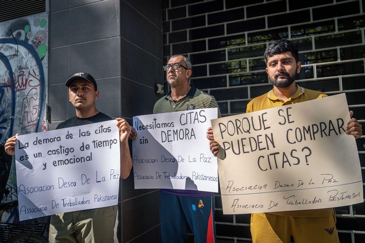 Barcelona 15/07/2025 Sociedad. Protesta trabajadores pakistanis sobre mal funcionamiento citas extranjeria Paseo Sant Joan. AUTOR: MANU MITRU