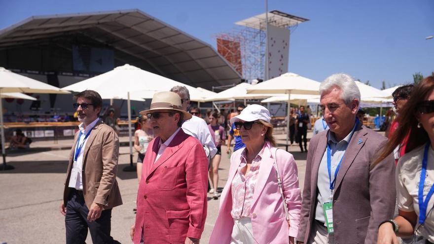 Autoridades y representantes institucionales visitan las instalaciones de World Climbing Series 2026