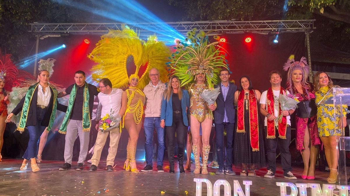 Los personajes de 2025, anoche en la gala acompañados por algunos de 2024 y autoridades.
