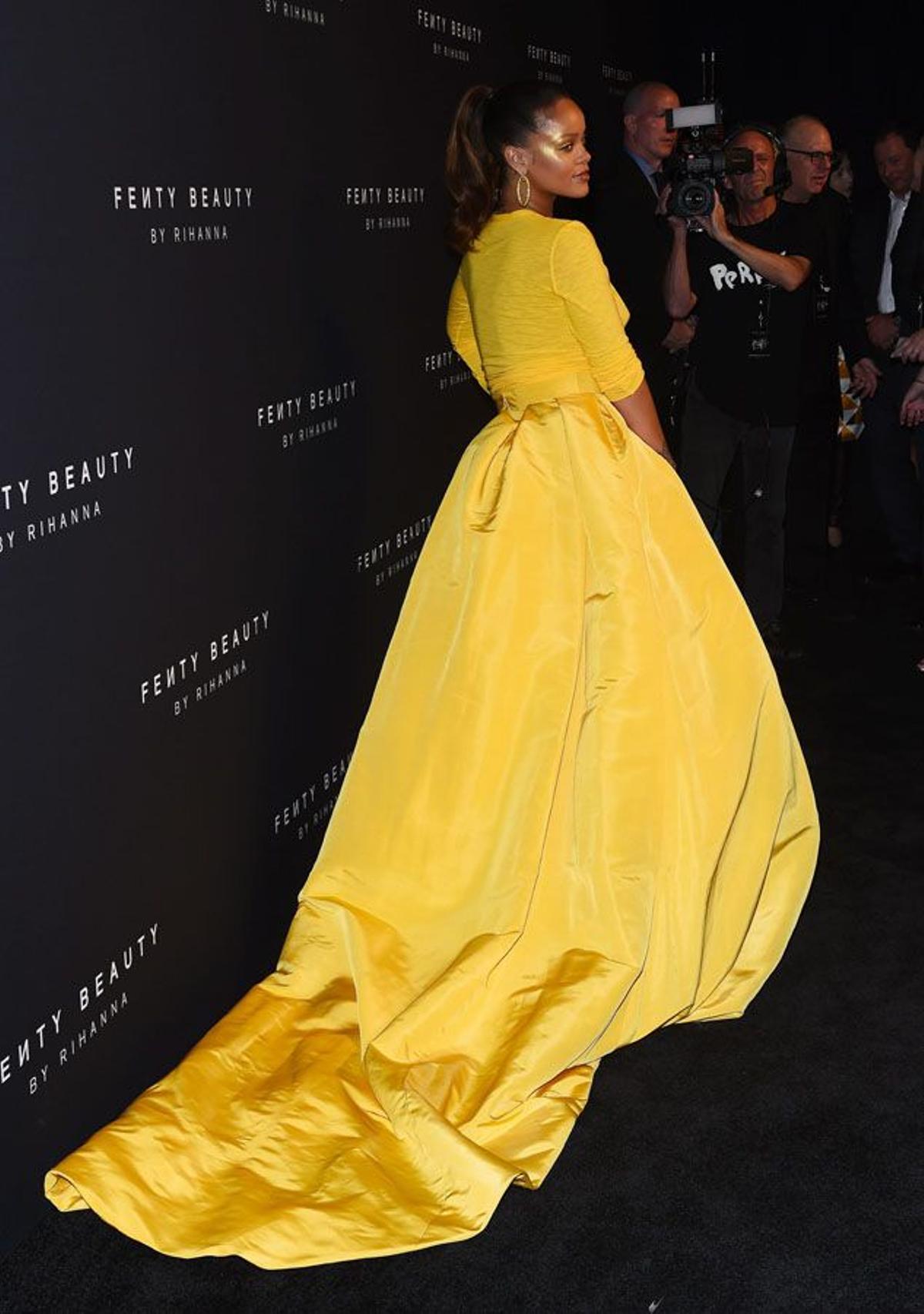 Rihanna con look en amarillo en Nueva York