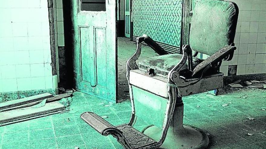 Silla de barbero en un edificio abandonado.