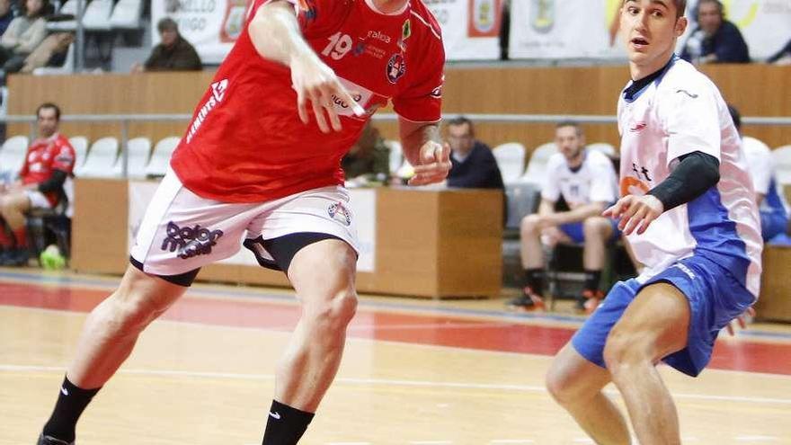 Fran González lanza durante un partido de esta temporada. // Ricardo Grobas