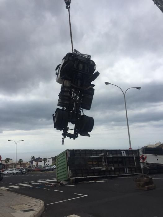 Aparatoso vuelco de un camión en Los Majuelos