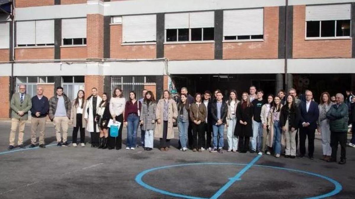 Estudiantes beneficiarios de la beca de la Fundación Automáticos Tineo con las autoridades, en la entrega de la última edición en Navelgas.
