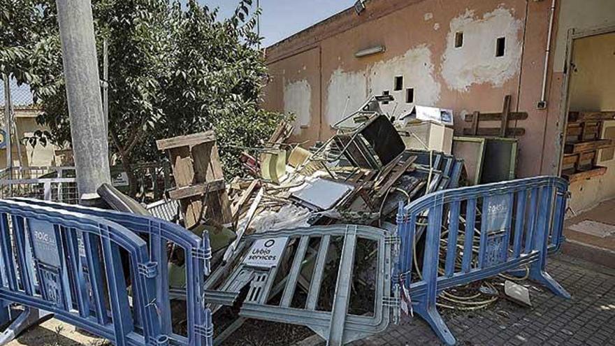 El patio del colegio Es Molinar cada vez se parece más a un vertedero municipal.