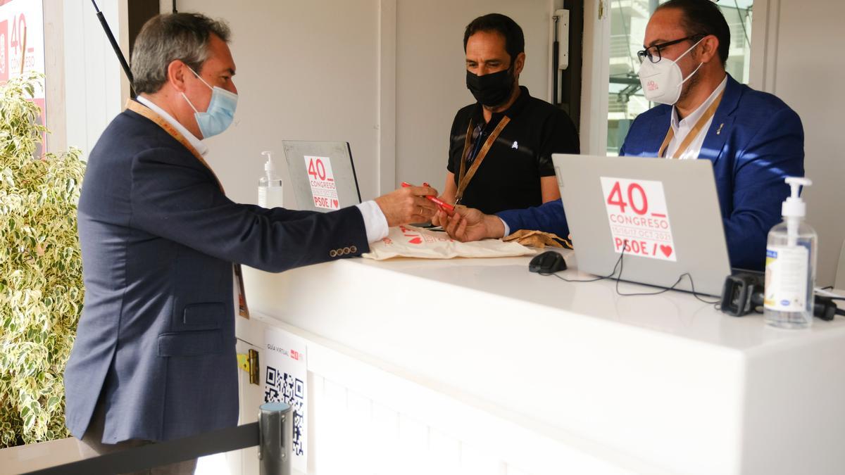 Juan Espadas, a su llegada al Congreso Federal del PSOE en Valencia.