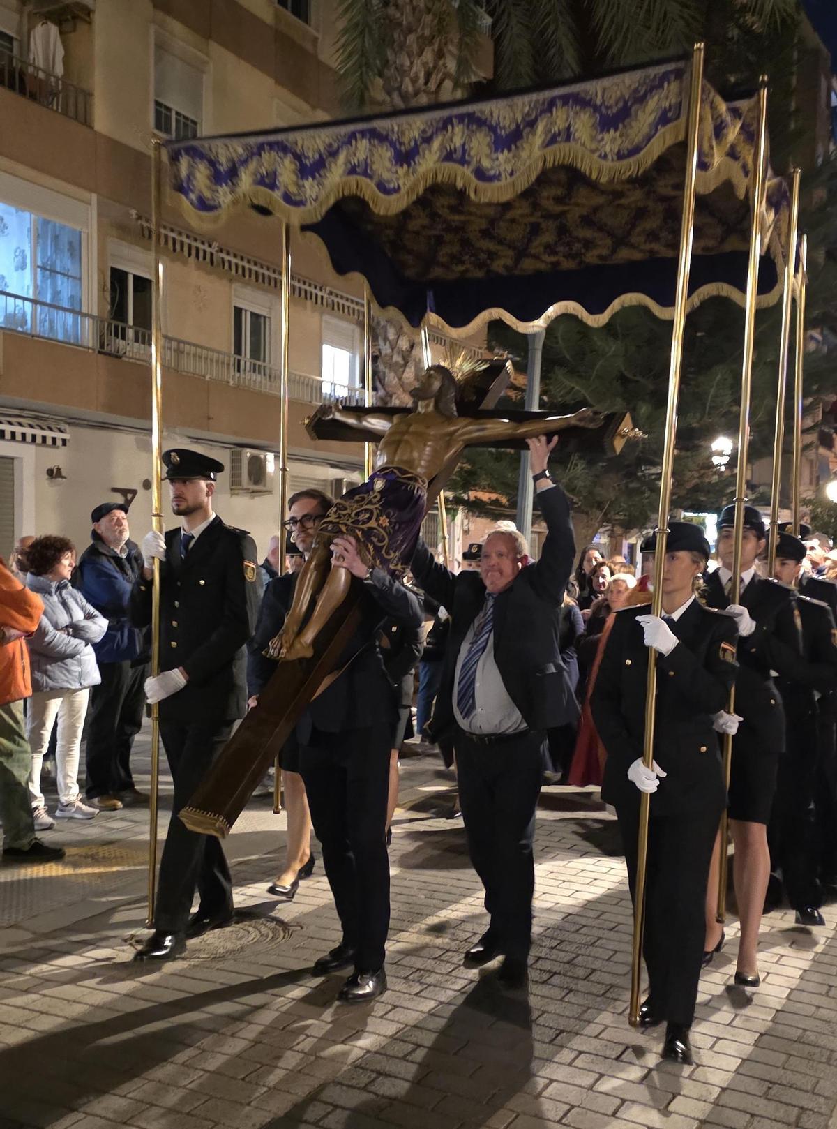 El Cristo de los Afligidos es llevado a brazo y bajo palio