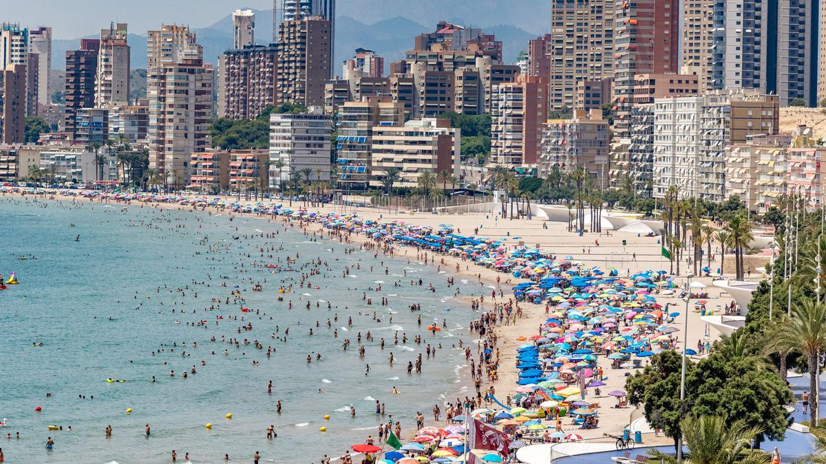 Imagen de la playa de Poniente de Benidorm el pasado mes de julio.