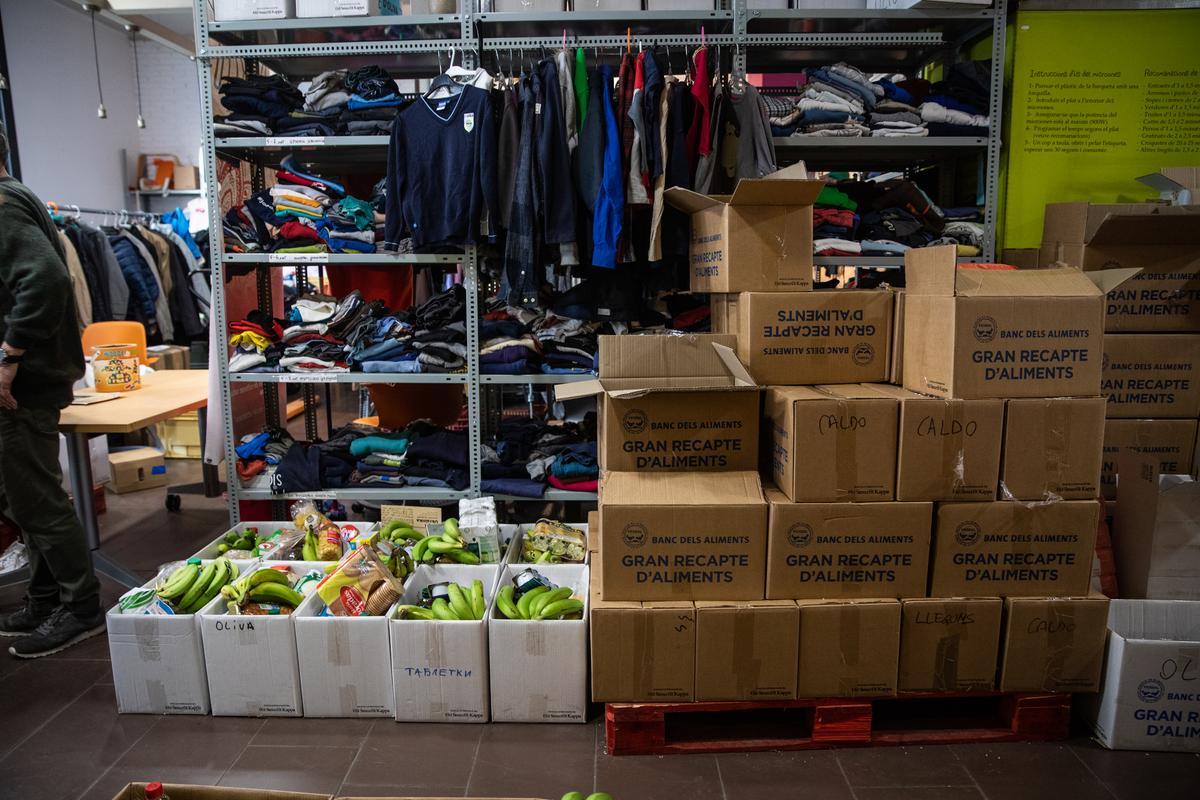 La Asociacion de ucranianos Djerelo que ayudan a los refugiados que están en Barcelona con alimentos, ropa, productos primera necesidad y lo hacen en vía Laietana 33 en el centro