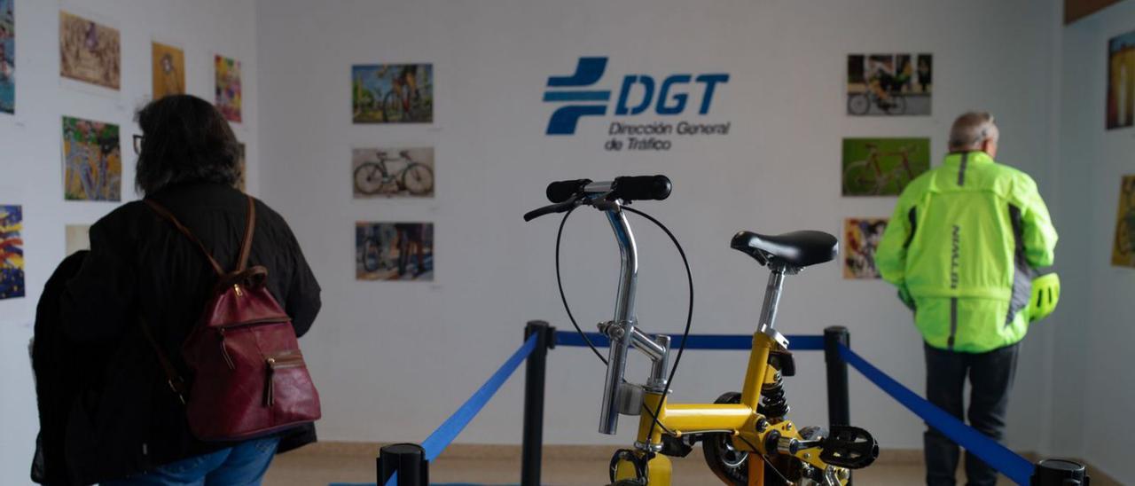 Una bicicleta protagonista una de las salas del nuevo «scape room» de la DGT. | Ana Burrieza